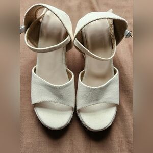 NWOT Womens Strappy sandals 7.5